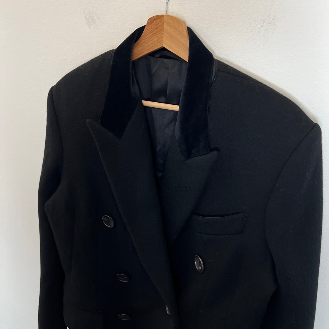 벨벳 피크드 카라 더블코트 상품이미지3