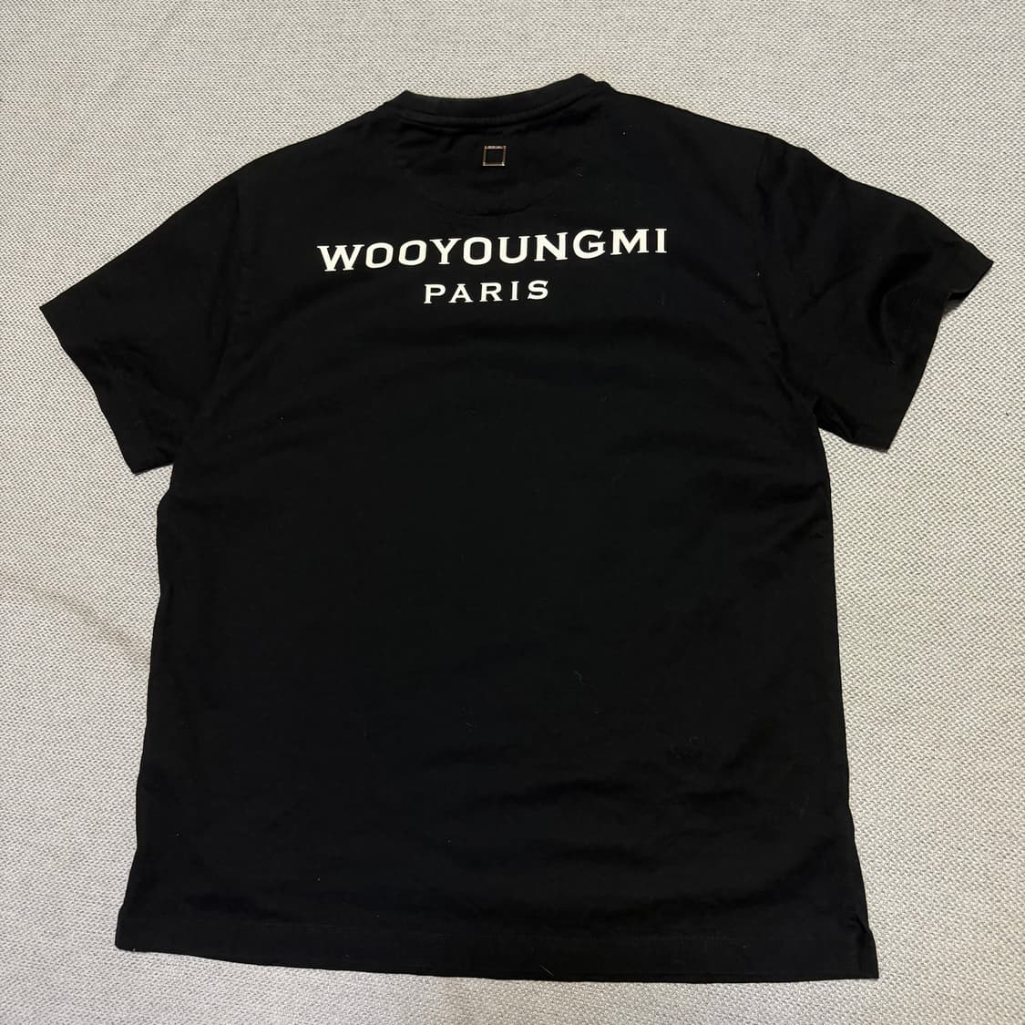 우영미(WOOYOUNGMI) 화이트 백로고 반팔티 상품이미지6