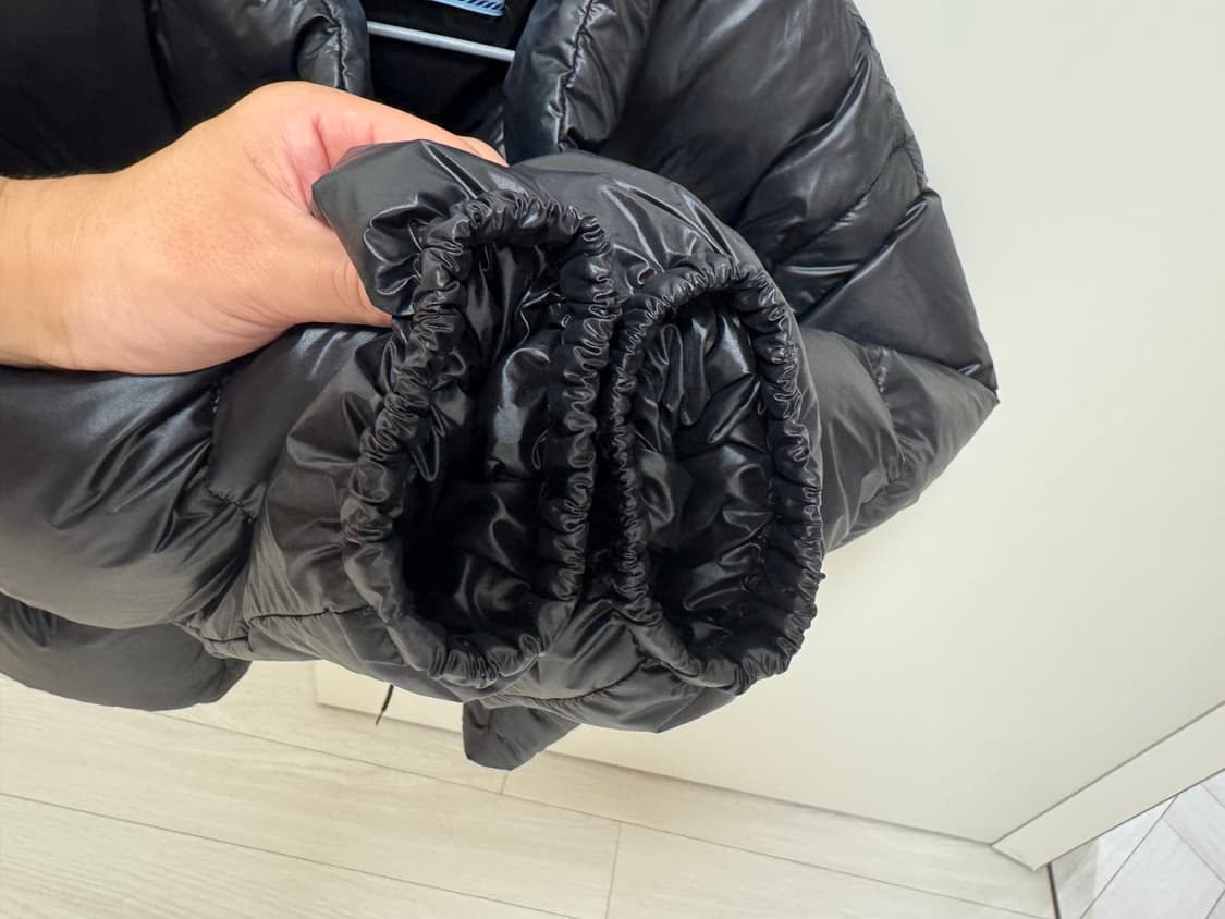 (W) 프라다 리나일론 크롭 컨버터블 다운 자켓 블랙 상품이미지4