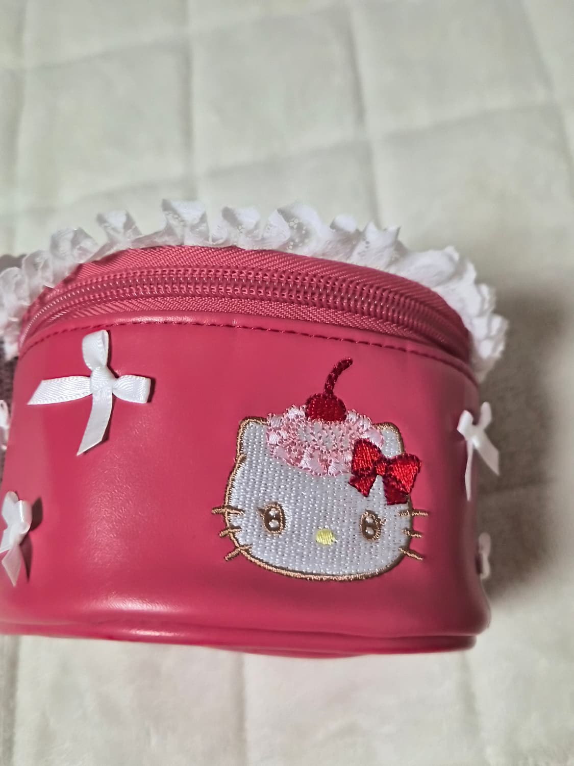 산리오 헬로키티 휘핑 체리 케이크형 파우치 상품이미지2