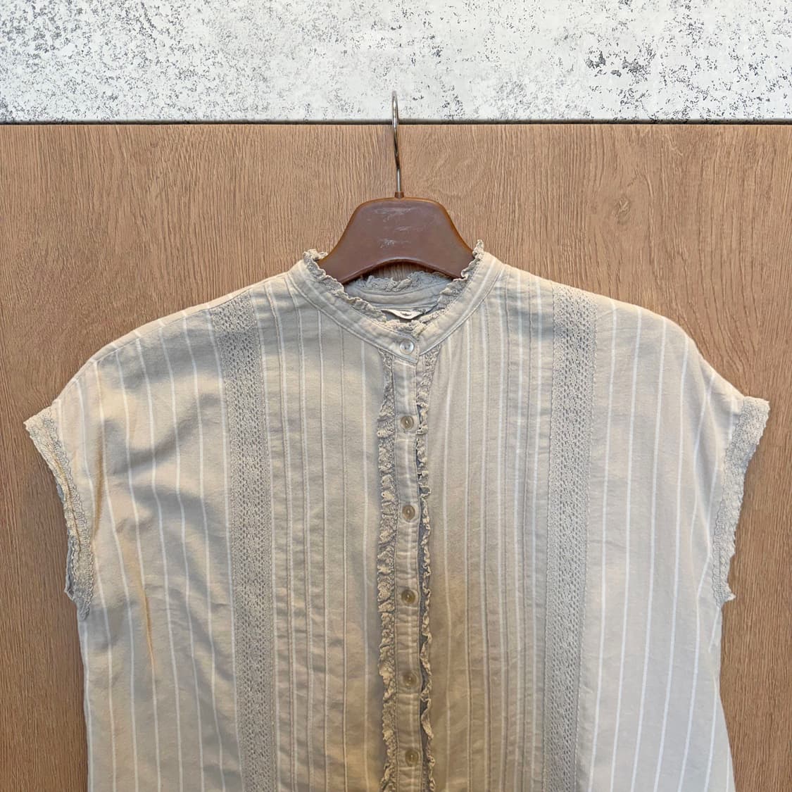 빈티지 슬리브리스 블라우스 스트라이프 패턴 프릴 트리밍 루즈핏 아이보리 상품이미지3