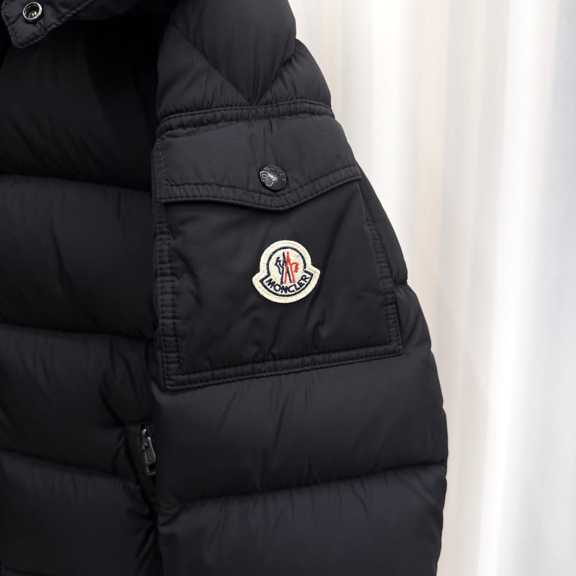 [3] 몽클레어 마야프 다운 숏 패딩 블랙 상품이미지4