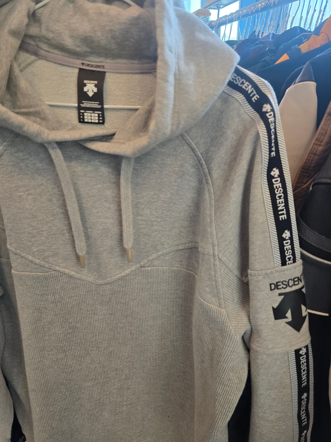 데상트 후드 상품이미지1