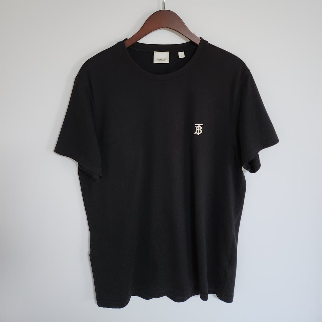 L 버버리 블랙 TB 자수 로고 남성 반팔티 8014020 상품이미지1