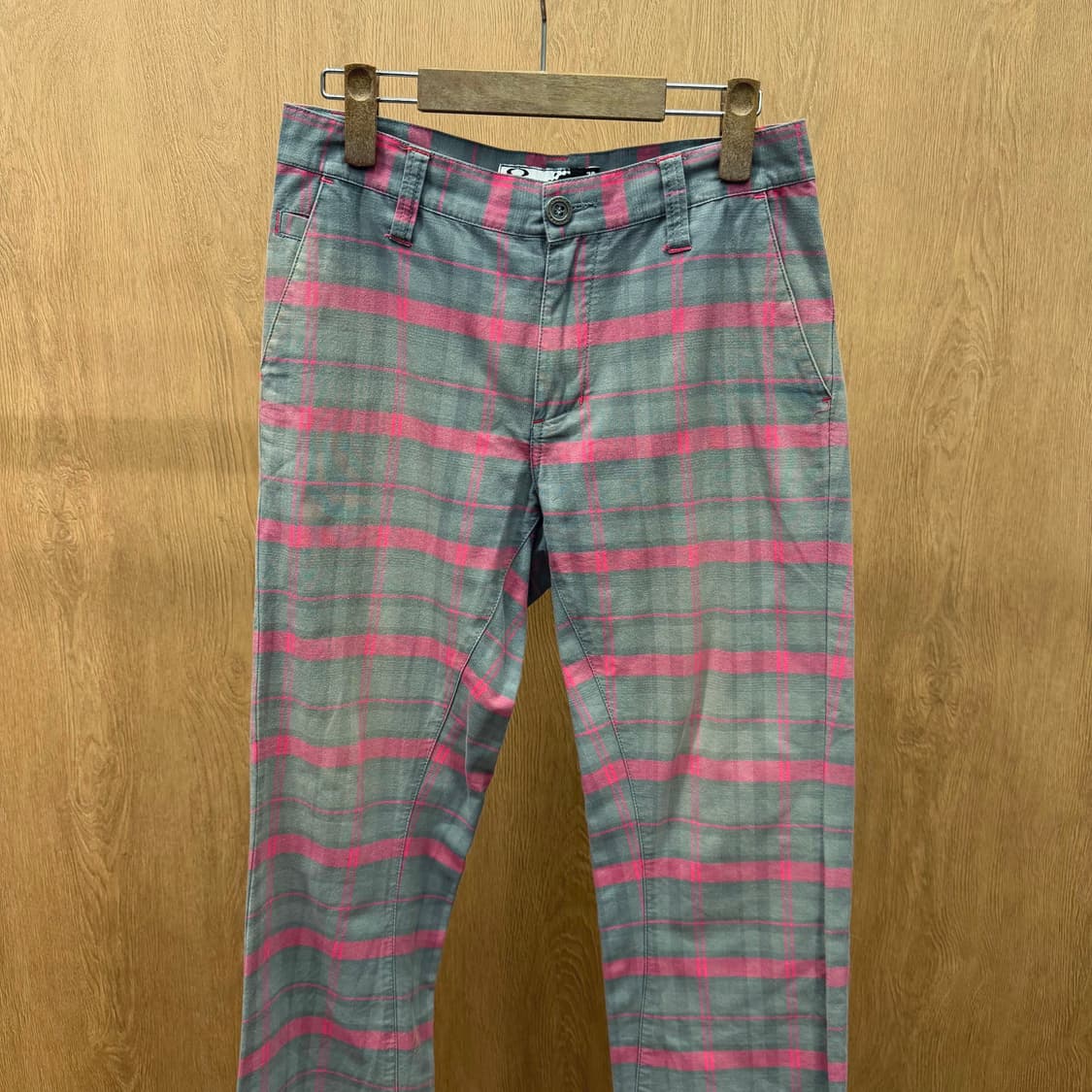 오클리 코튼 팬츠 핑크 체크 패턴 힙 포켓 로고 자수 디테일 그레이 상품이미지4