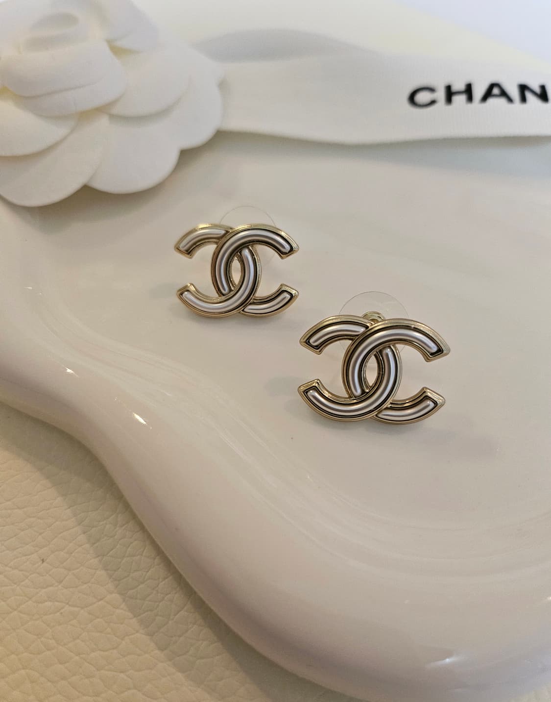 샤넬 화이트레진 금장CC 스터드 귀걸이 업사이클링 상품이미지1