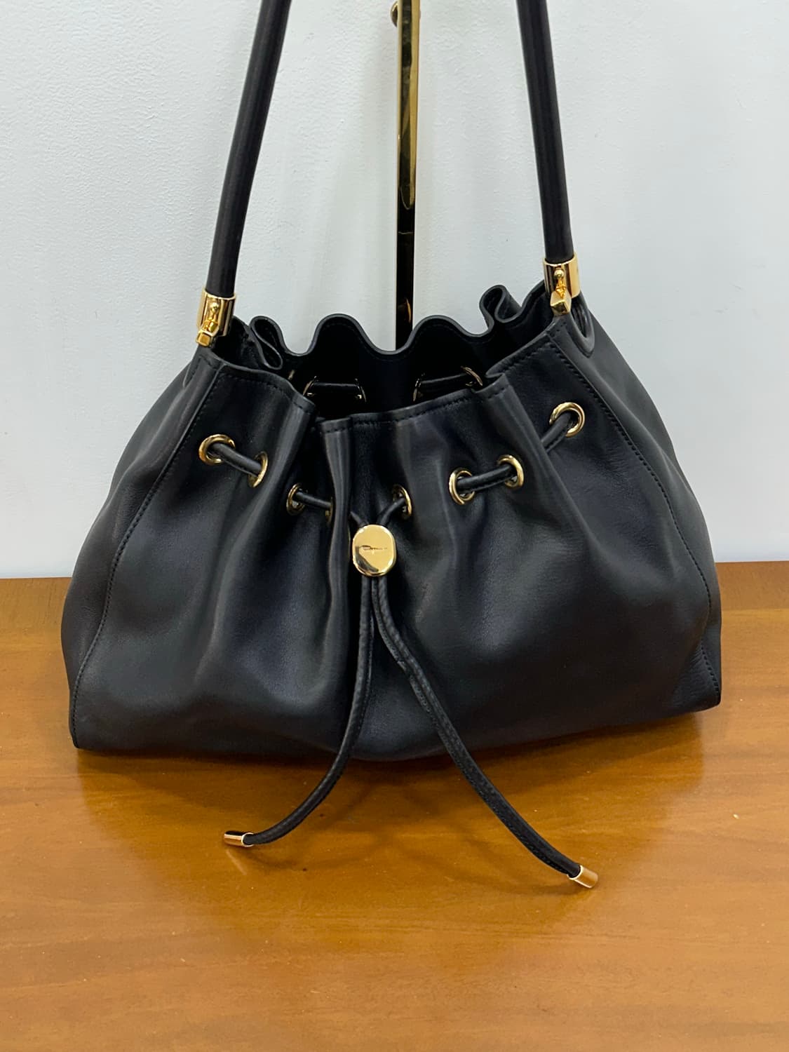 페레가모 블랙 금장 버킷백 상품이미지3