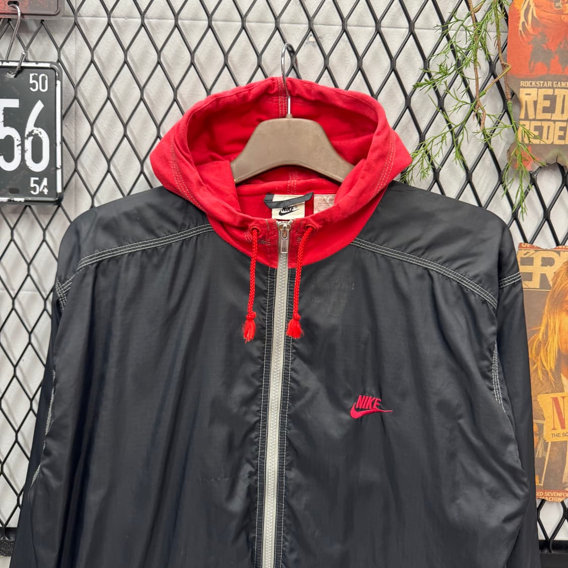00s 나이키 올드스쿨 바람막이 후면 그래픽 로고 포인트 블랙 레드 상품이미지3
