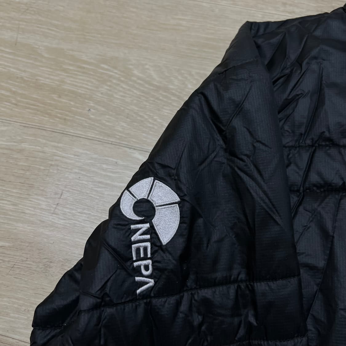 네파 에볼루션 로고 경량패딩 점퍼 [블랙] M/95 상품이미지5