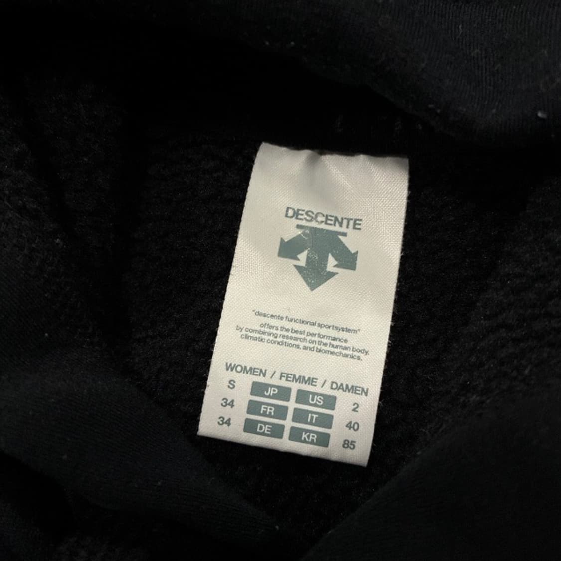 데상트 블랙 후드티 상품이미지2