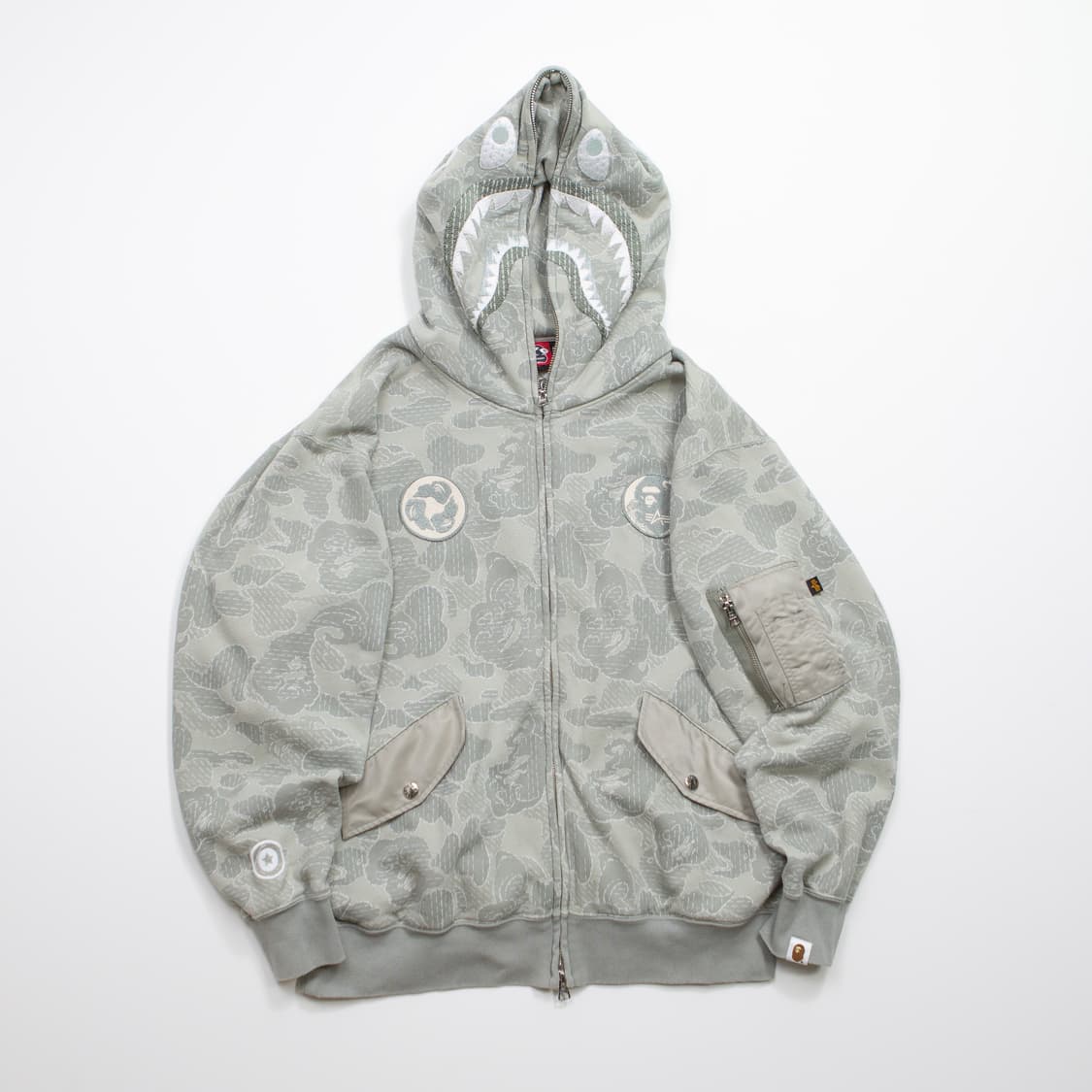 베이프 x 알파인더스트리 샤크 풀 집업 후디 상품이미지1