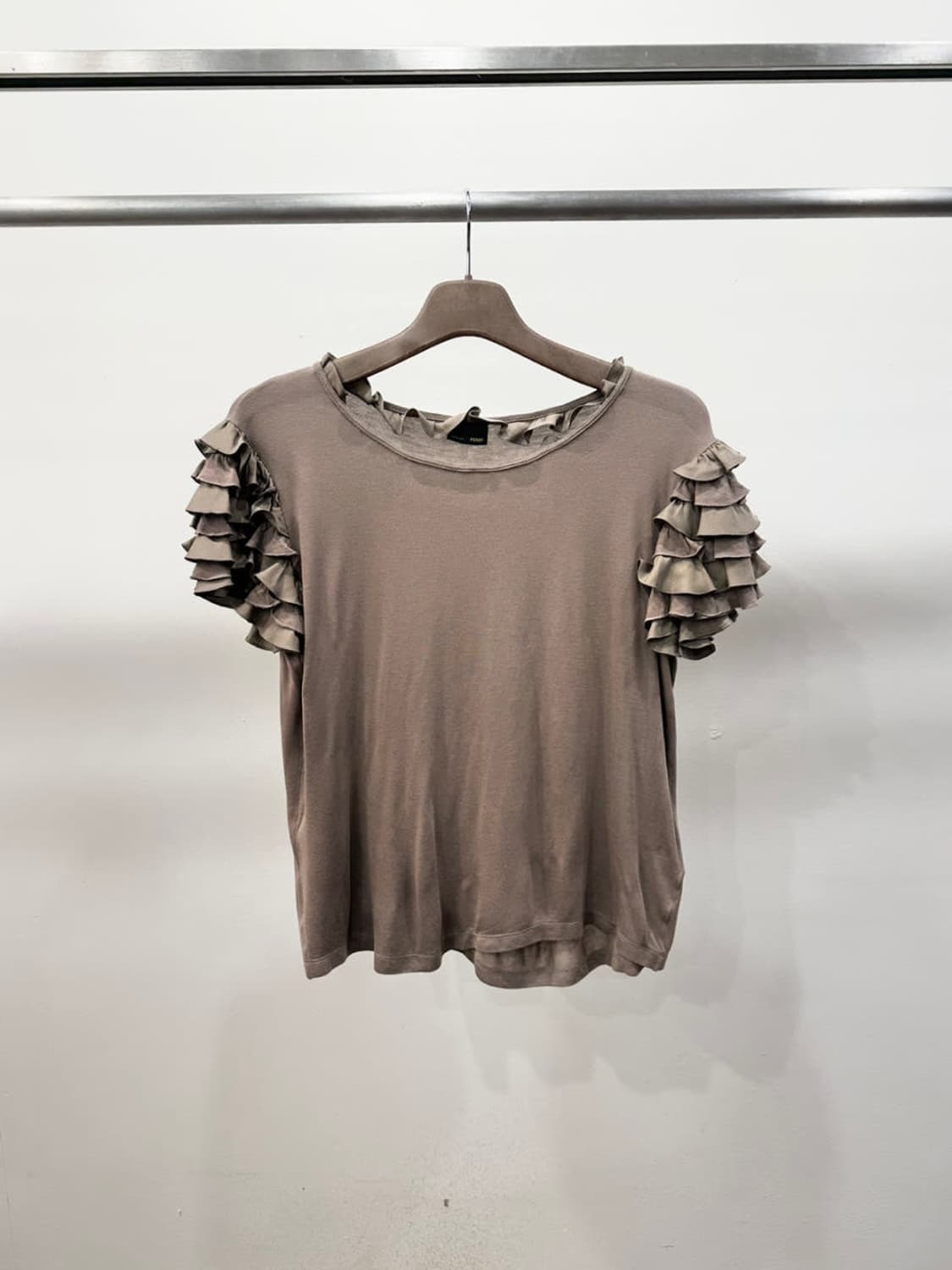 펜디 반팔 라운드넥 니트 레이어드 프릴 소매 넥 디테일 루즈핏 브라운 상품이미지2