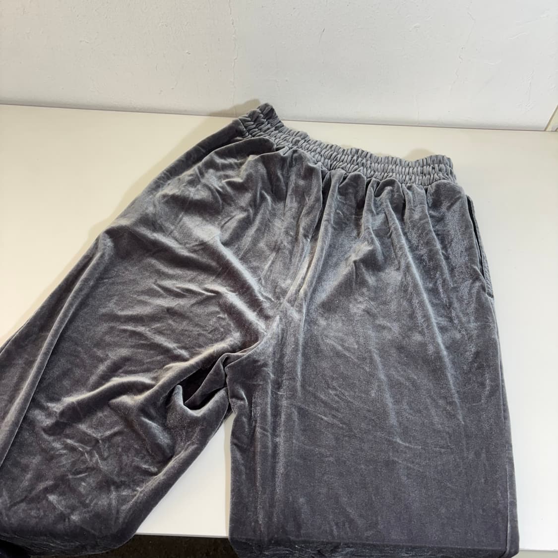우먼M 젝시믹스 유광챠콜 일자핏 벨벳 트레이닝 밴딩팬츠 상품이미지4