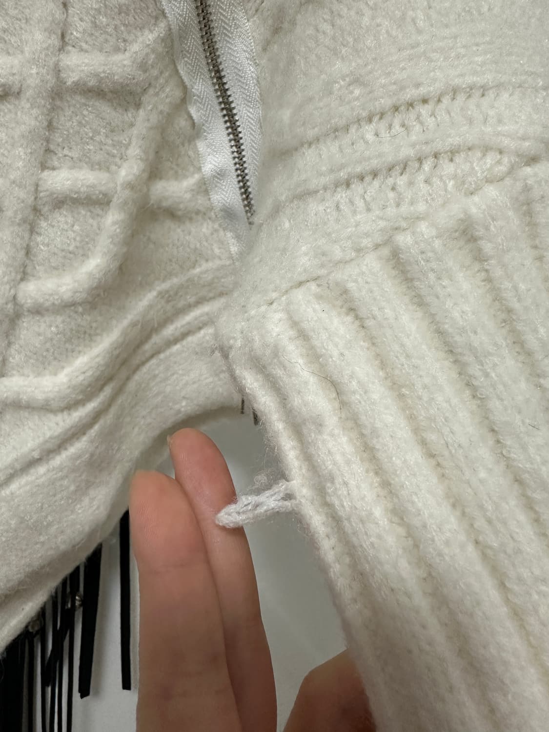 터틀넥 울 꽈배기 언발 사선 크롭 집업 니트 상품이미지5