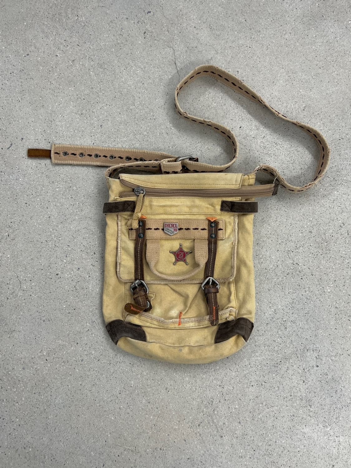 디젤 아카이브 밀리터리 캔버스 크로스백 상품이미지1