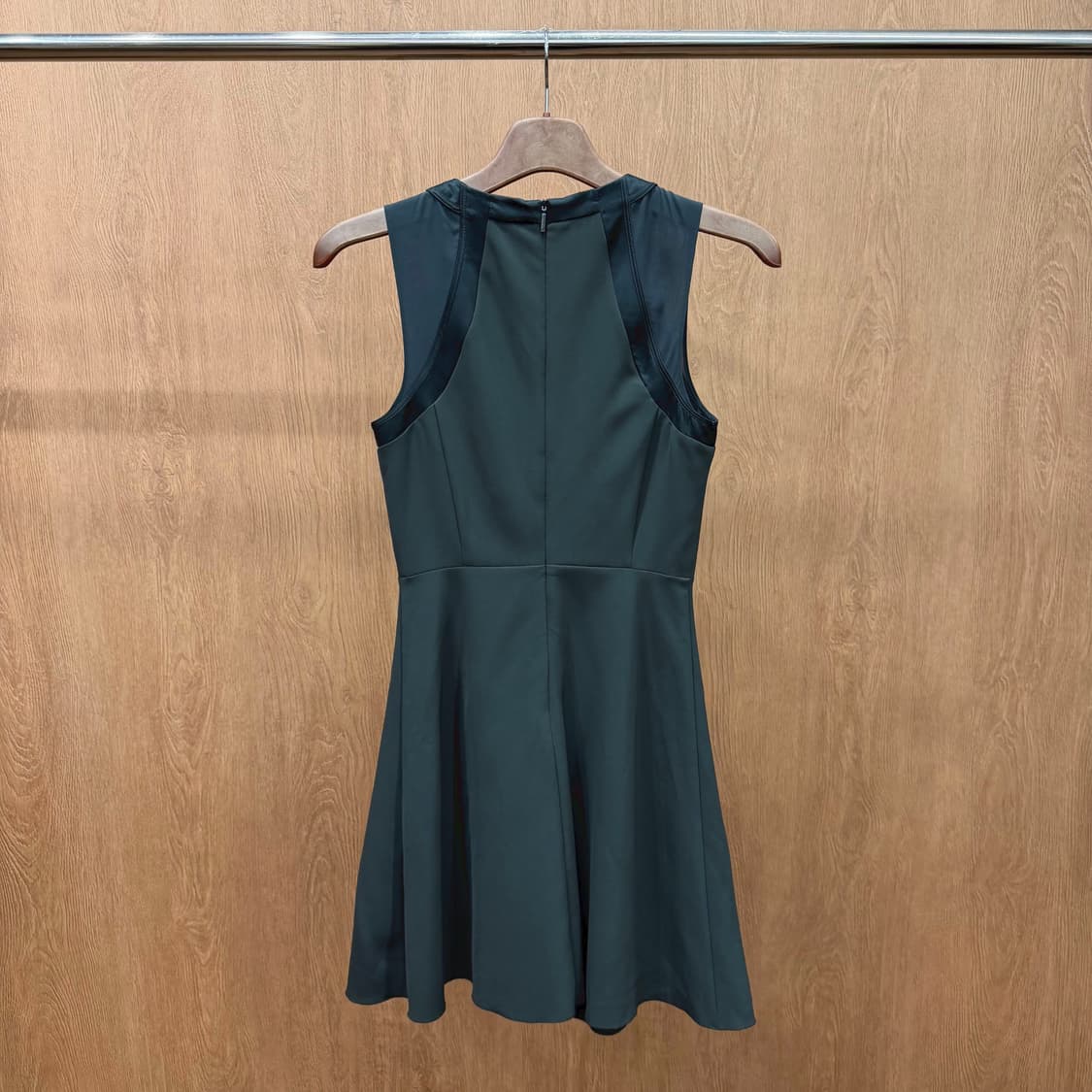 아르마니 익스체인지 슬리브리스 원피스 프론트 지퍼 메탈 로고 디테일 차콜 상품이미지3