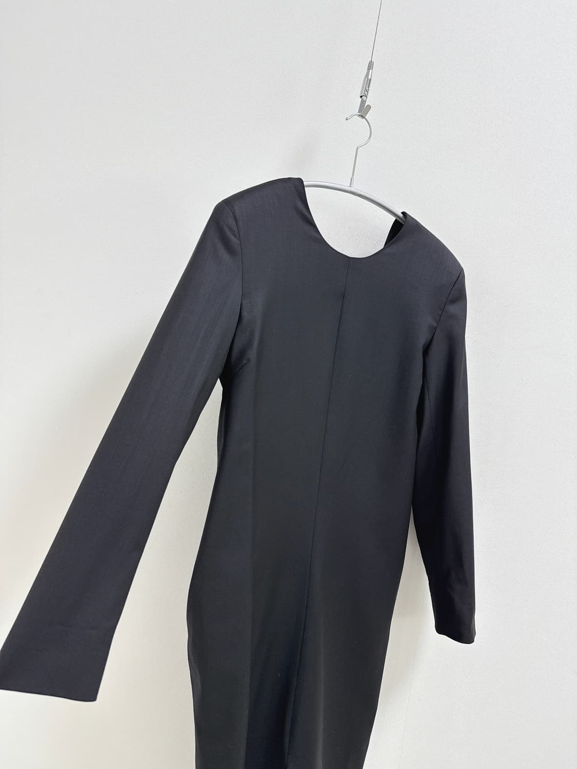 코스 백 드레이프 블랙 원피스 상품이미지5