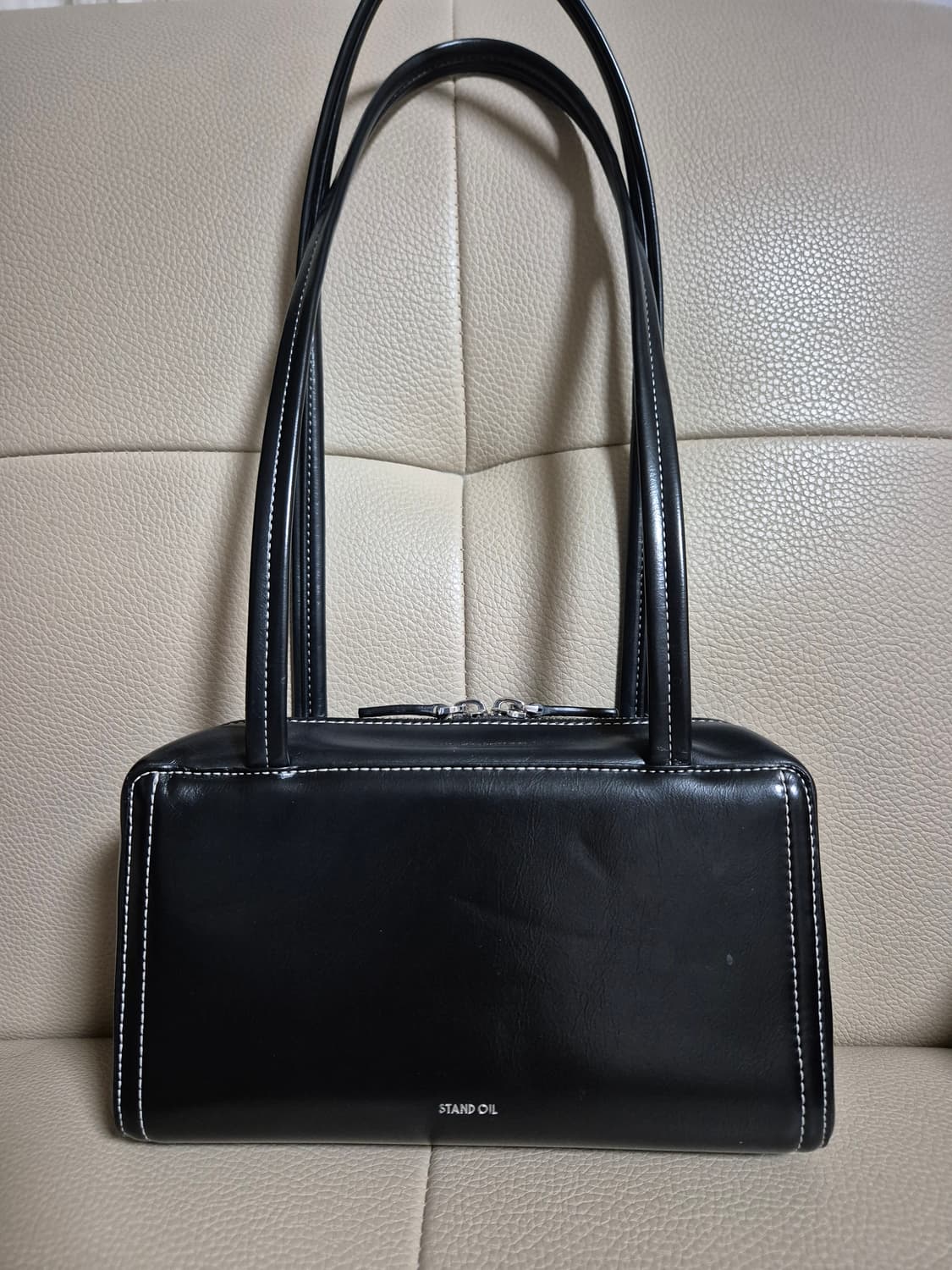 스탠드오일 포스트백  스티치 블랙 핸드백 상품이미지1