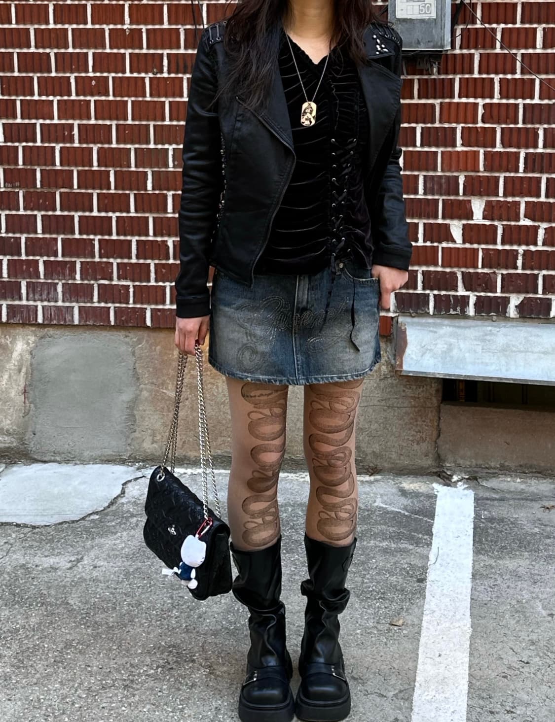 게스 자켓 아일렛 벨벳 롱슬리브 큐빅 데미지 미니 스커트 코디 상품이미지5