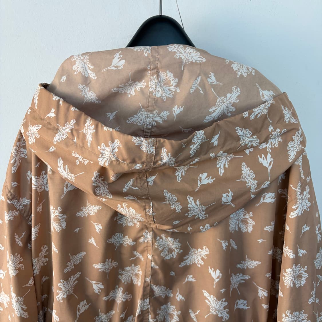 칼라거펠트 플라워 패턴 후드 바람막이 자켓 상품이미지4