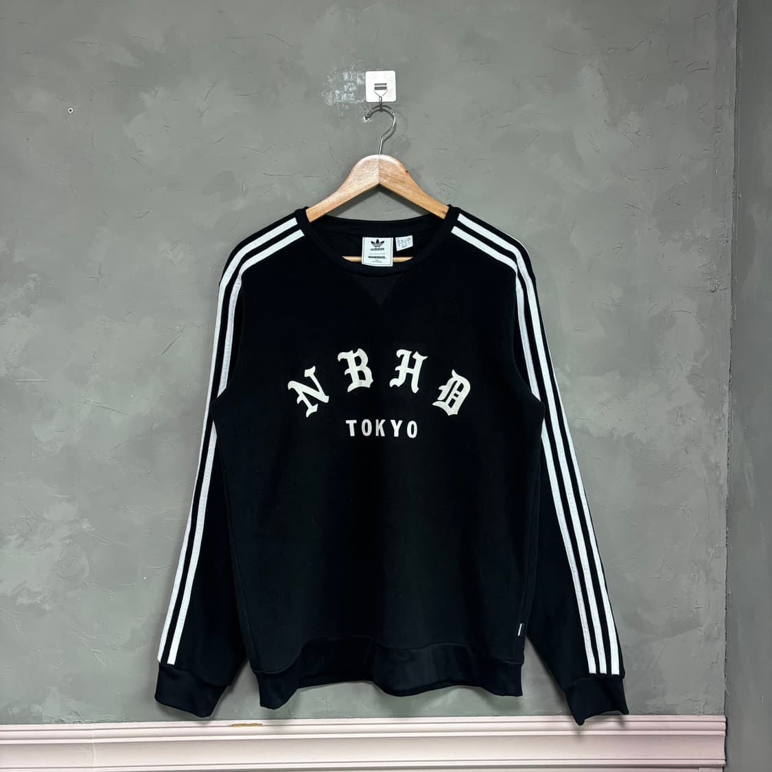 아디다스 x 네이버후드 맨투맨 상품이미지1