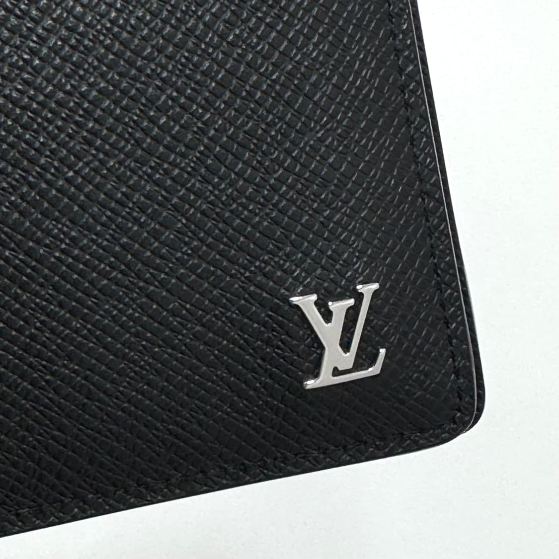 루이비통 LV 로고 타이가 반지갑 블랙 (M30295) 상품이미지5