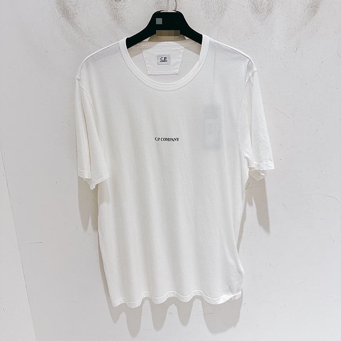 (정품/새상품) 씨피 컴퍼니 남성 화이트 로고 티셔츠 상품이미지1
