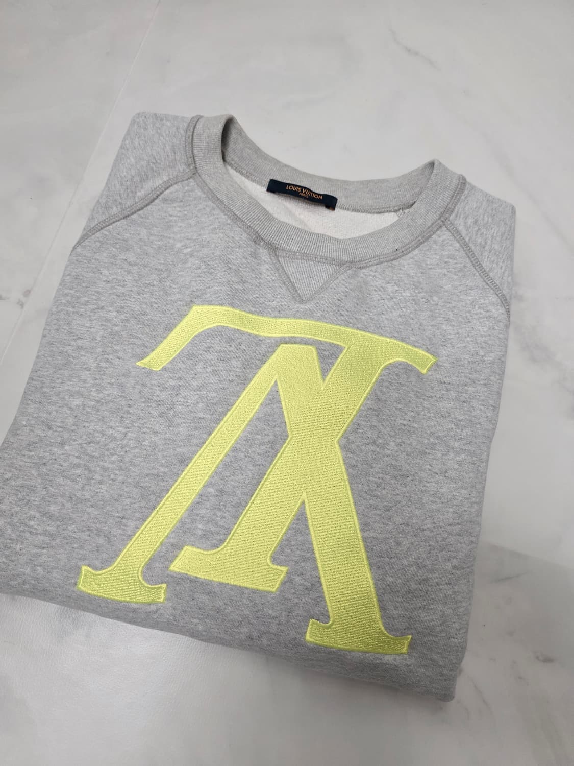 정품 루이비통 업사이드다운 형광 로고 맨투맨 100 상품이미지3