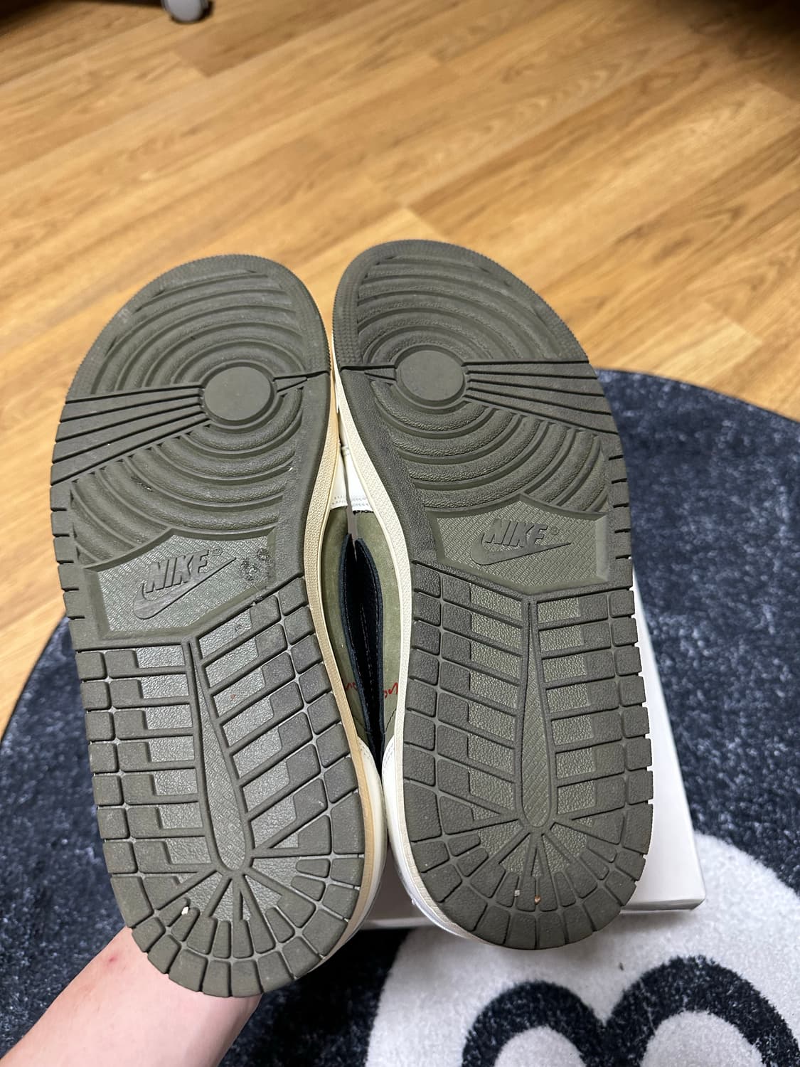 나이키 조던 1 로우 트래비스 스캇 리버스 올리브 285 상품이미지6