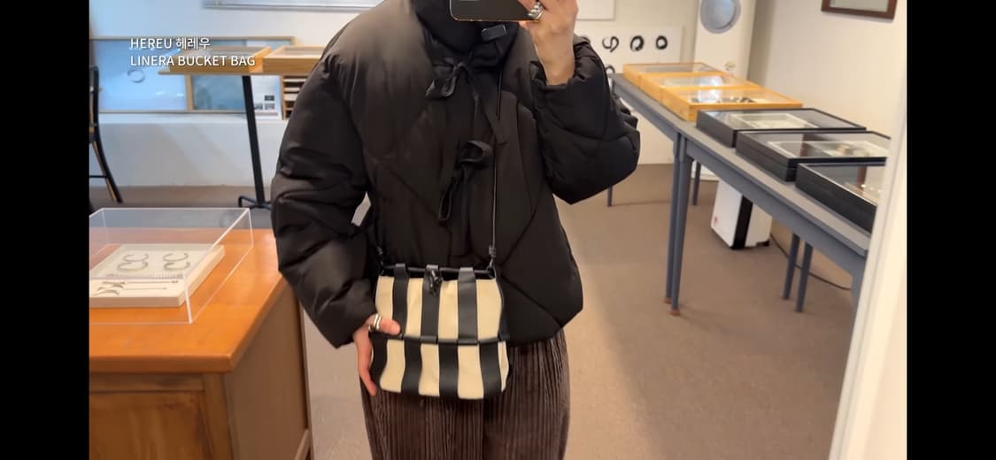 헤레우 리네라백 블랙 새상품 (정가 710,000원) 네모세모님 착용 상품이미지3