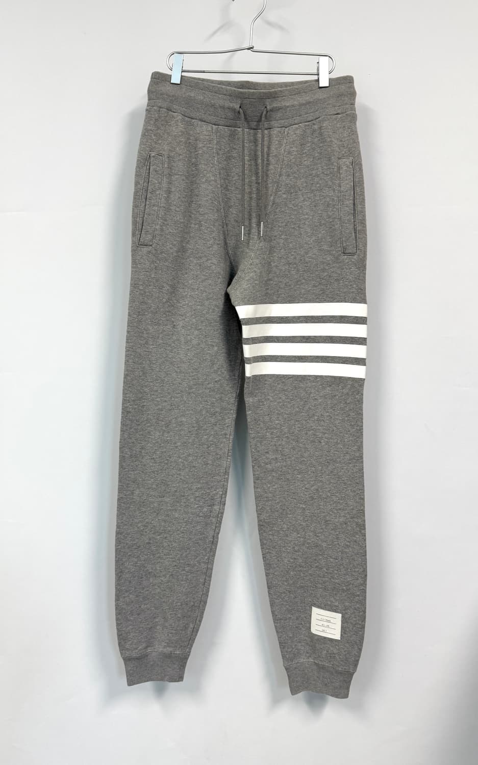 THOM BROWNE 톰브라운 그레이 컬러 사선 완장 트레이닝 조거팬츠  상품이미지1