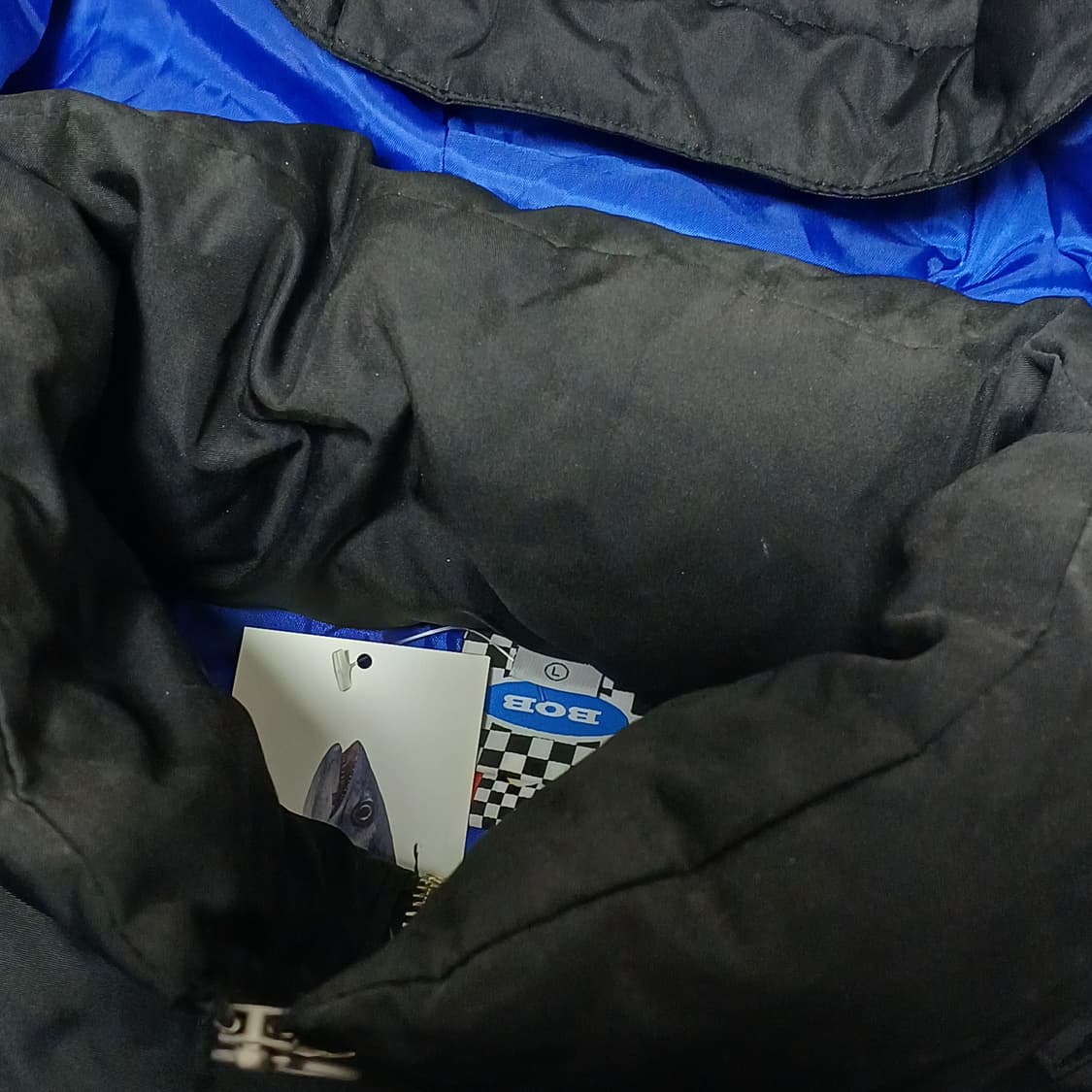 블루오버블루 피버타임 콜라보 고등어 와펜 체커보드 롱패딩 상품이미지3