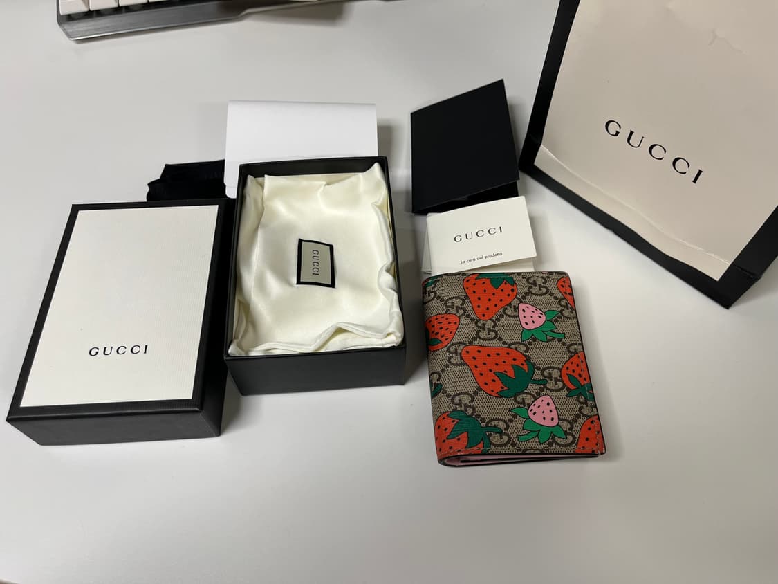 구찌 GG 스트로베리 카드지갑 상품이미지1