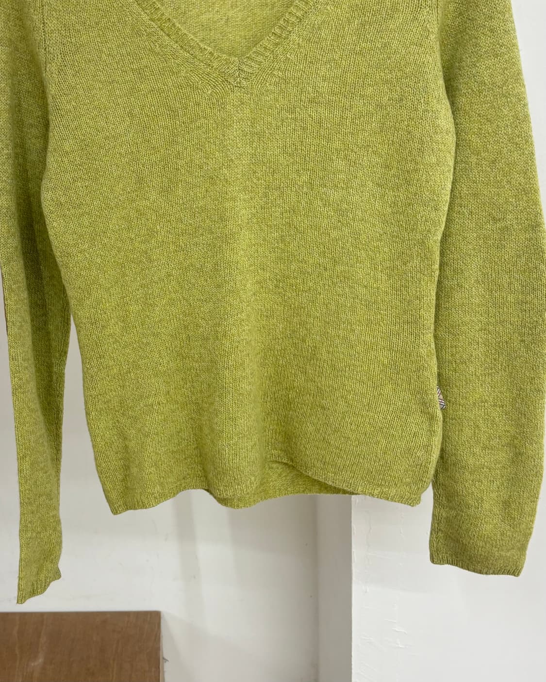 버버리 라임 그린 브이넥 니트 상품이미지5