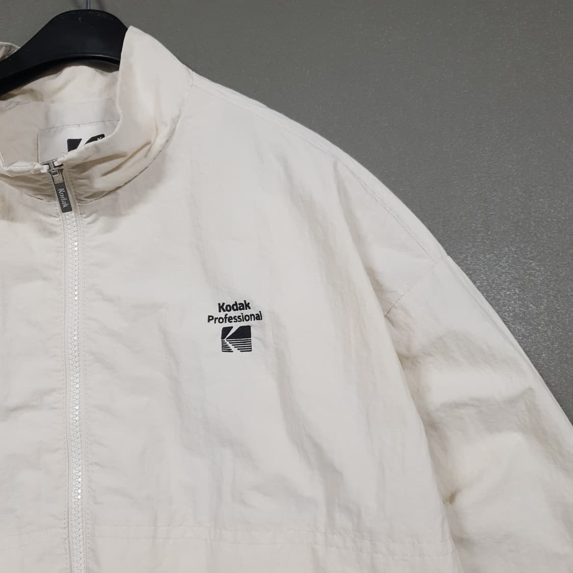 여성 S) 코닥 신형 25ss 에센셜 빅로고 우븐 자켓 아이보리 오버핏 상품이미지3