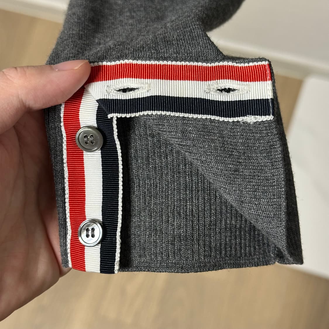 [4] 톰브라운 사선완장 메리노 울 니트 그레이 상품이미지8