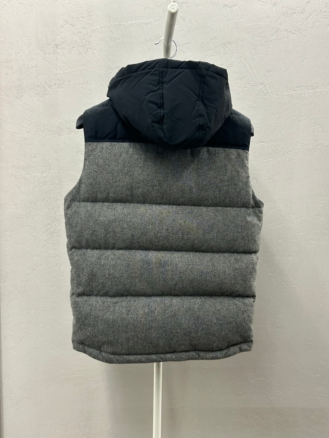 타미힐피거 후드 패딩 조끼 그레이 블랙 상품이미지3