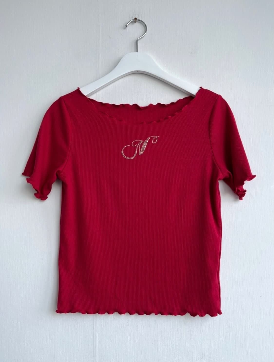 NICE CLAUP 레드 큐빅 로고 프릴 티 상품이미지2