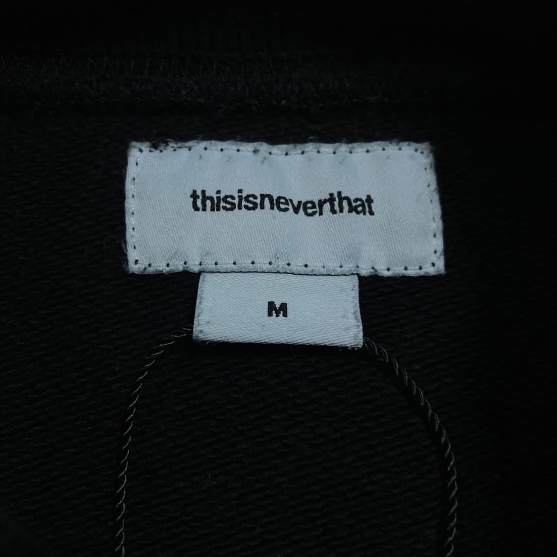 디스이즈네버댓 빅로고 스펠아웃 블랙 맨투맨 상품이미지3