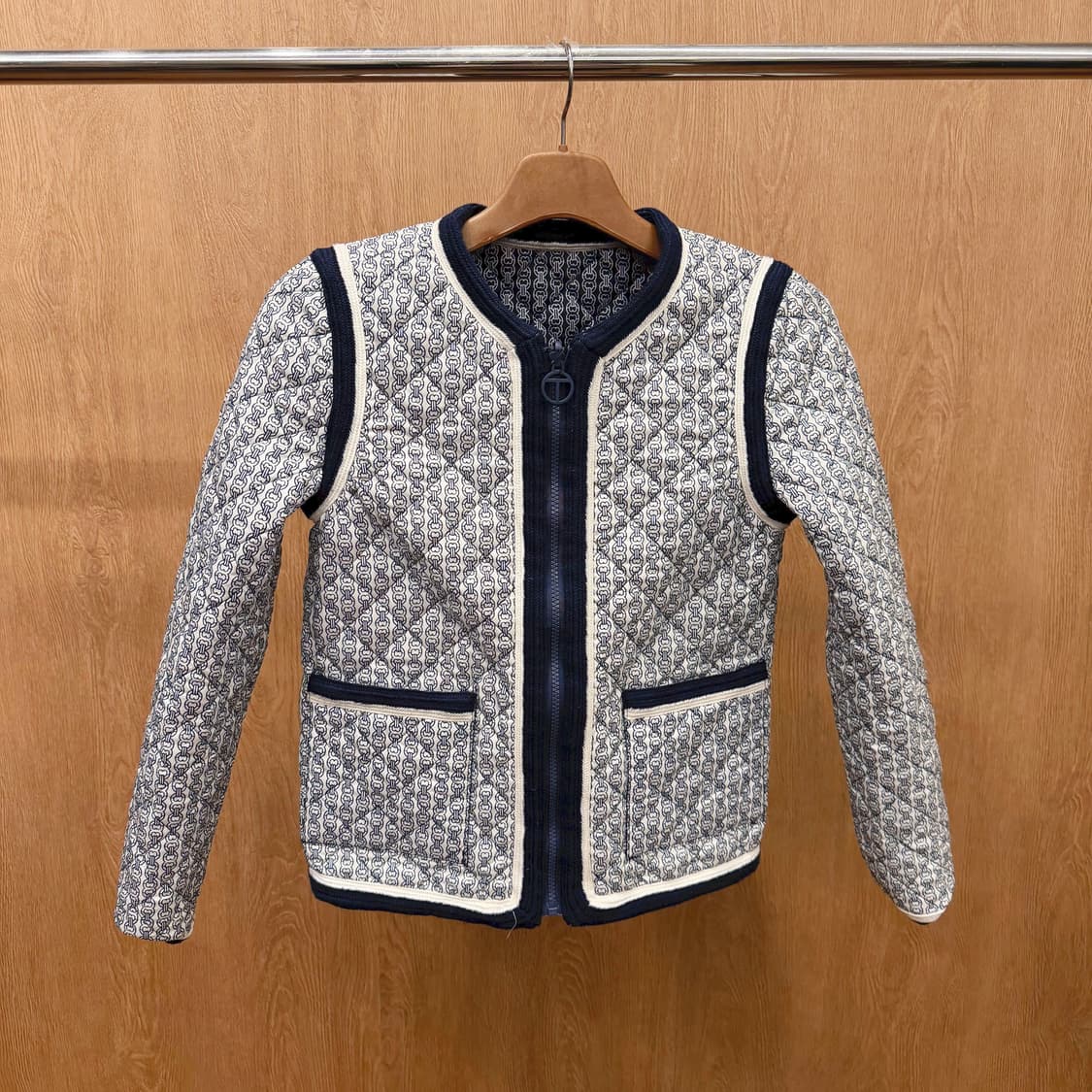 토리버치 리버시블 퀄팅 숏패딩 체인 패턴 더블 포켓 디테일 네이비 상품이미지6