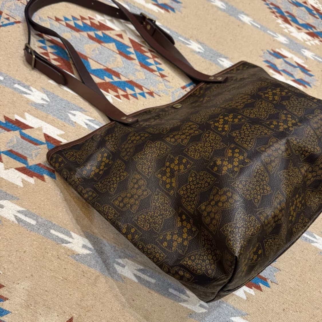 니들스 빠삐옹 PVC 토트백 브라운 상품이미지3