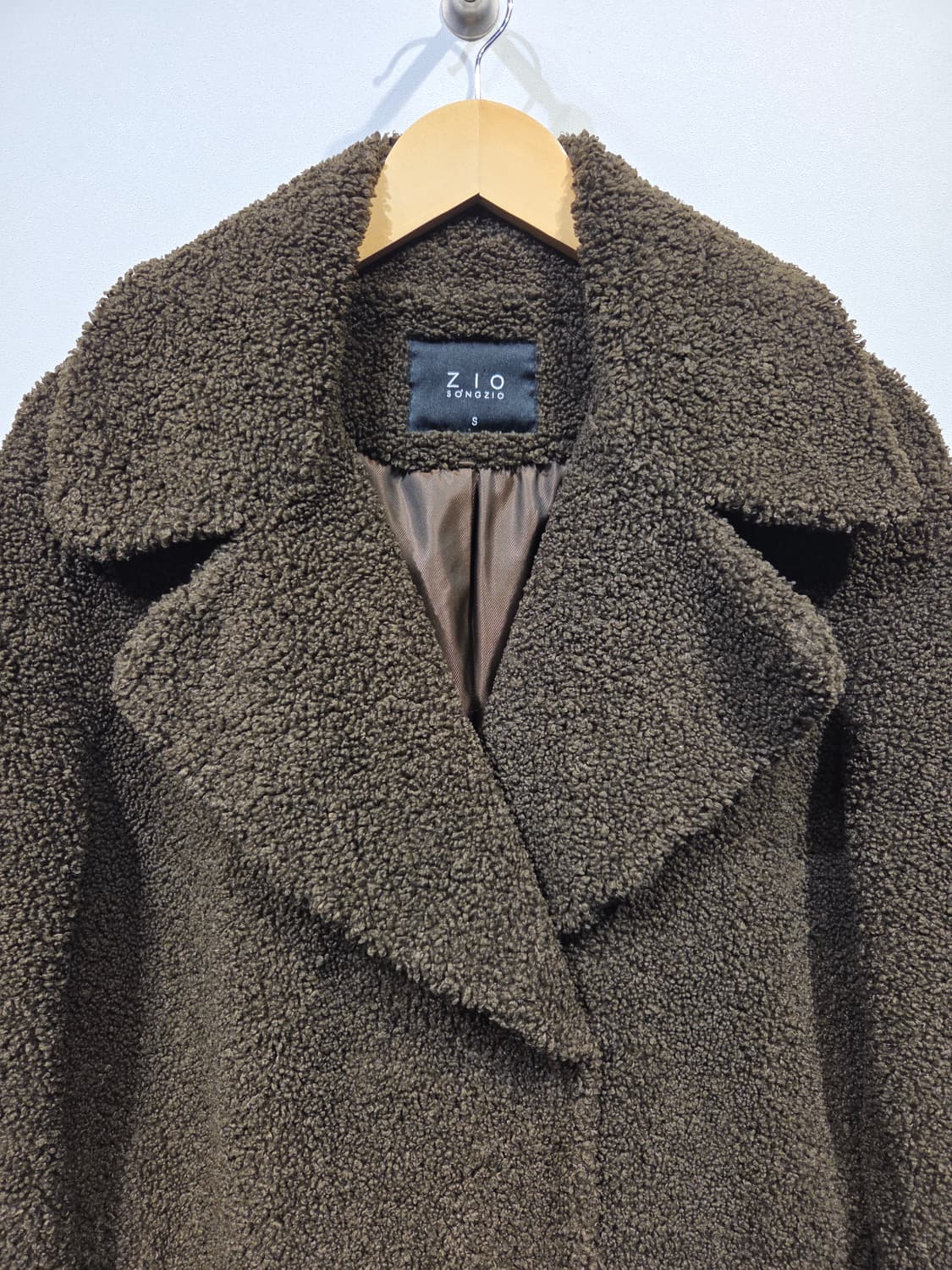 지오송지오(ZIO SONGZIO) 다크브라운 덤블 테디베어 코트 상품이미지3