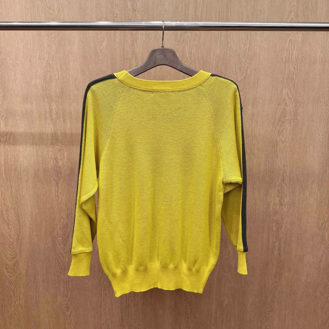 란셀 라운드넥 긴팔 니트 레터링 배색 어깨 포켓 디테일 옐로우 상품이미지3