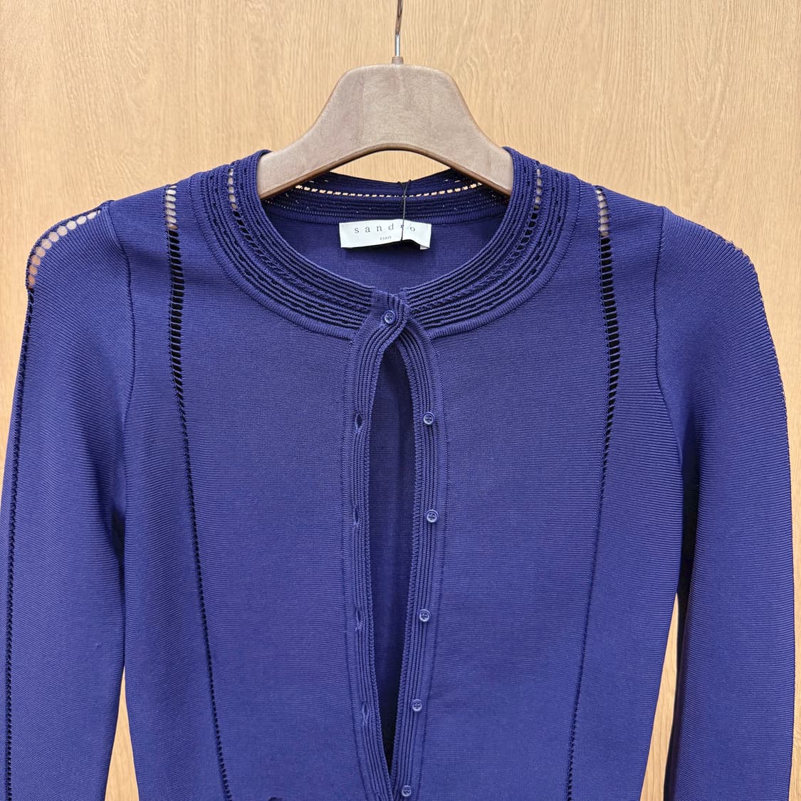 산드로 크롭 라운드넥 니트 가디건 펀칭 디테일 슬림핏 네이비 상품이미지4