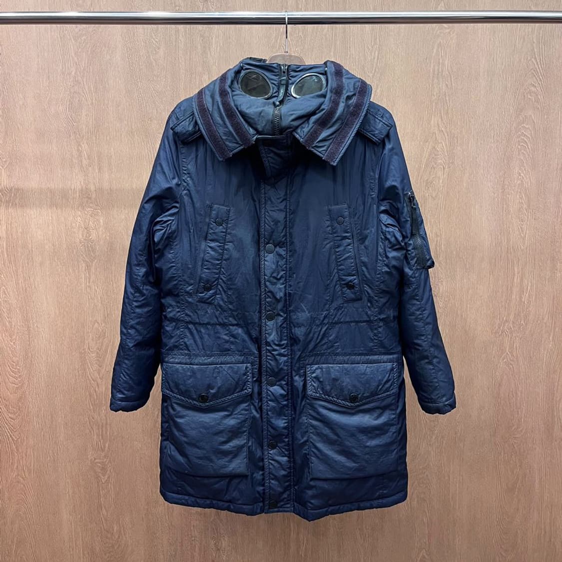 C.P. 컴퍼니 고글 파카 패딩 하이넥 슬리브 포켓 디테일 네이비 상품이미지2