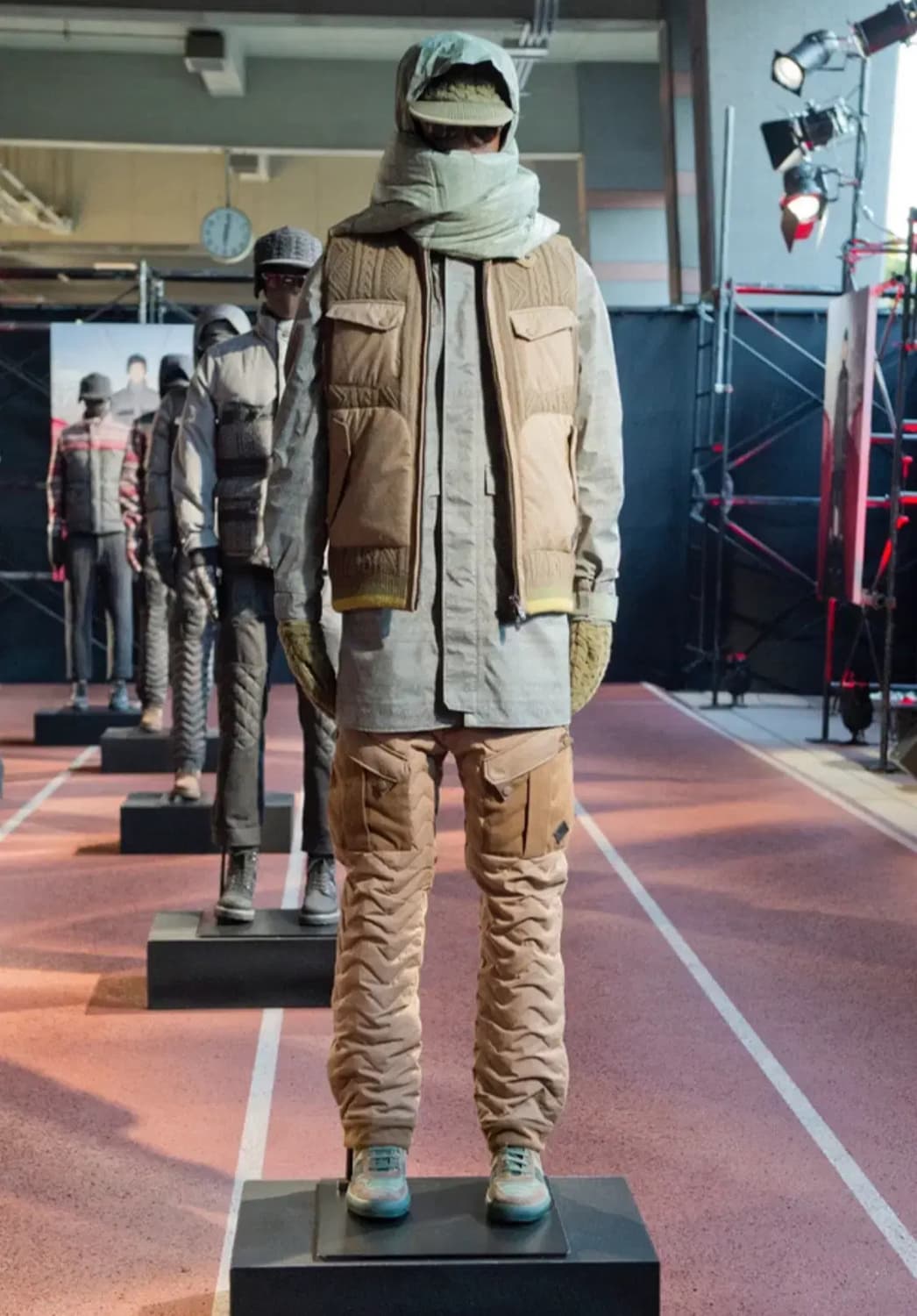 몽클레르 X 화이트 마운티니어링 집업 베스트(푸퍼-다운)2 사이즈 상품이미지1