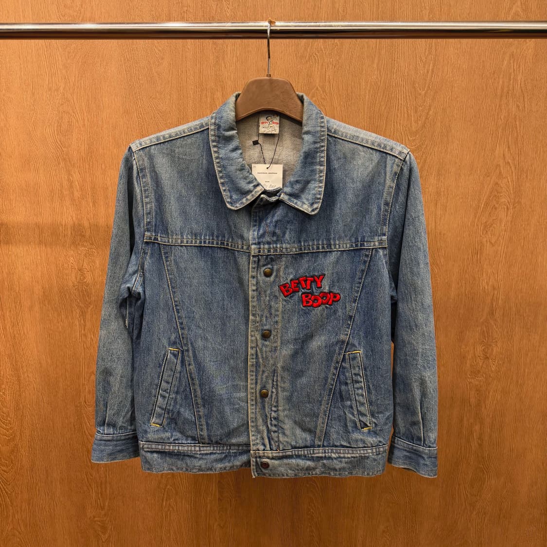 베티붑 코튼 데님 자켓 로고 캐릭터 자수 디테일 레귤러핏 블루 상품이미지2