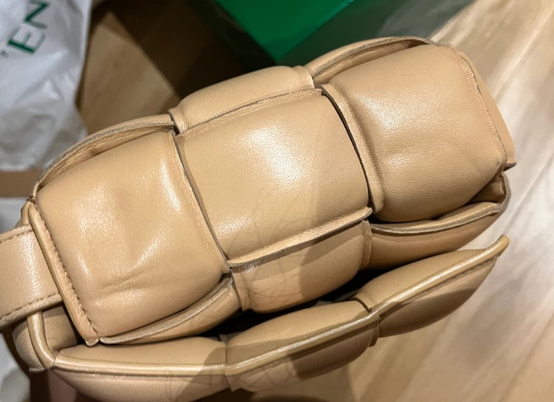 [정품] 보테가베네타 카세트 패딩백 아몬드골드 희귀색상 (네고 가능) 상품이미지6