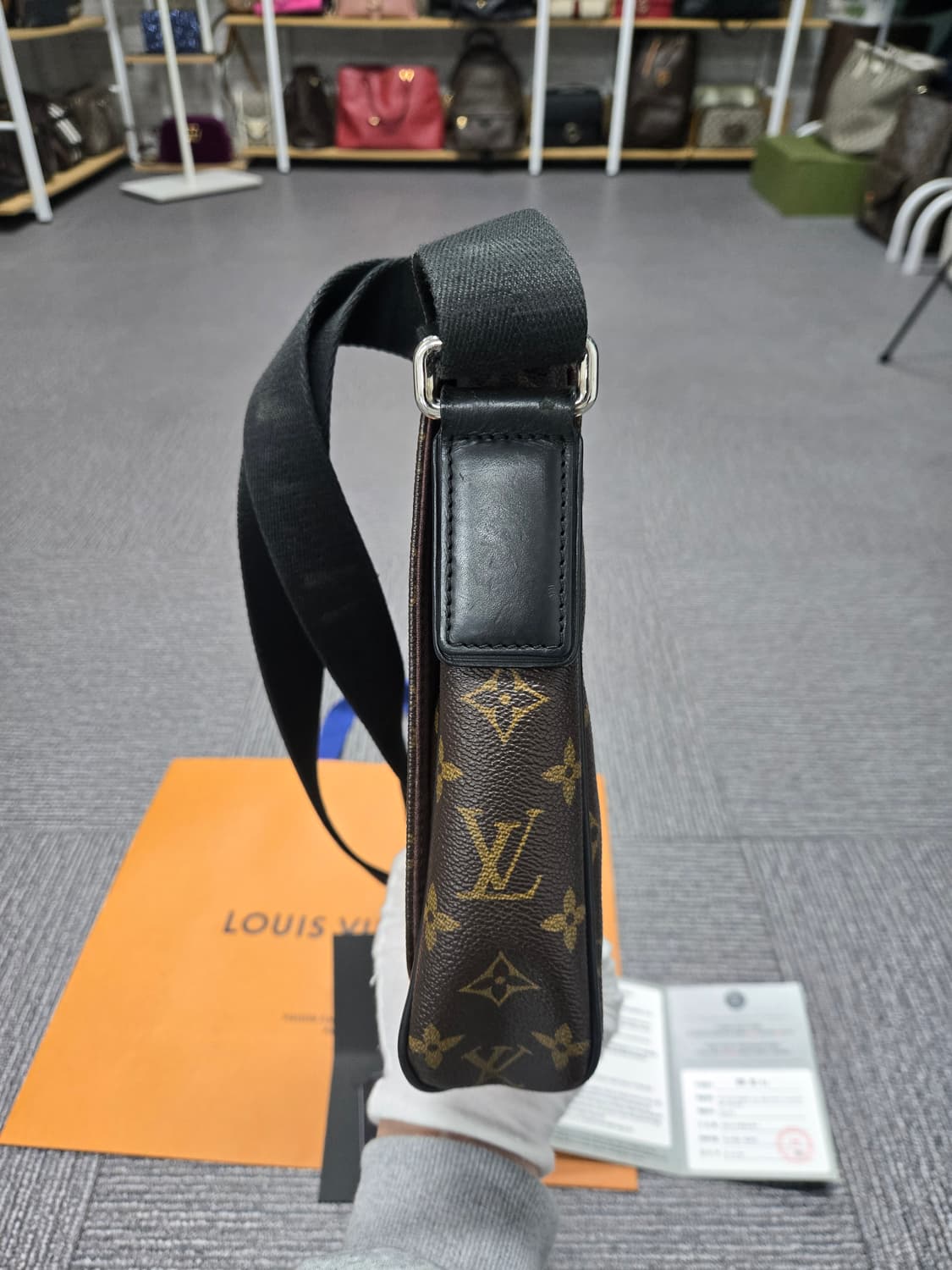 [특가][정품] 루이비통 디스트릭트 크로스백 상품이미지4