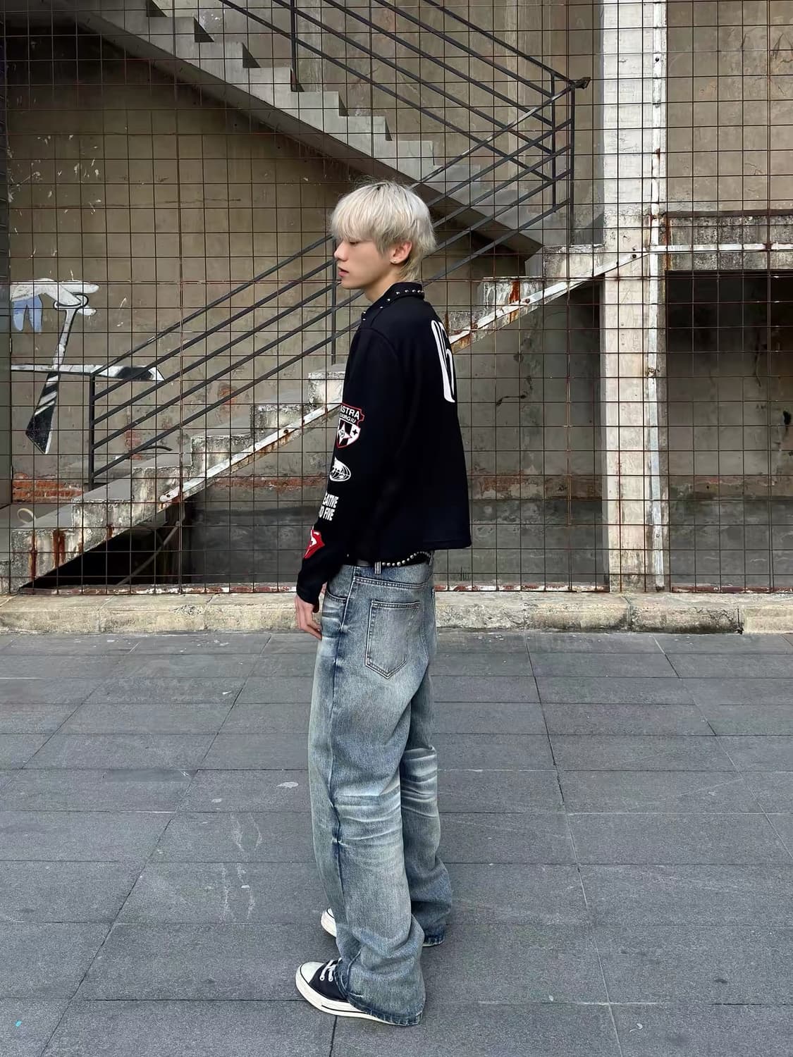 스터드 카라 패치 그래픽 슬림핏 카라 긴팔티 상품이미지2